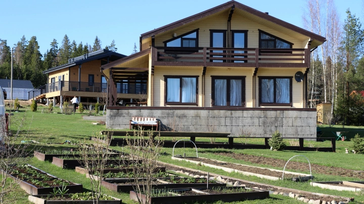 Более 40% опрошенных граждан России хотели бы жить в загородных домах