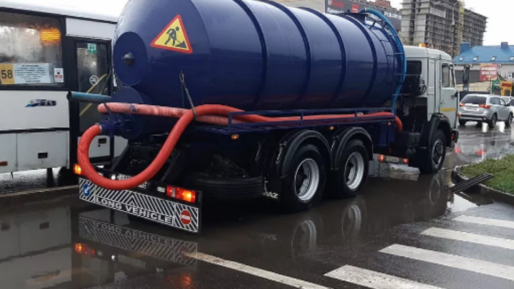 На улицах Краснодара после непогоды дежурит водооткачивающая техника