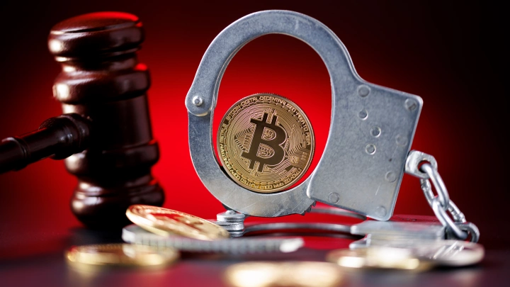 Биткоин рухнул до минимума июня: криптотрейдеры потеряли $700 млн после удара США по Ирану
