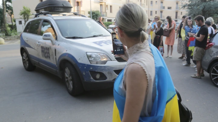 На Украине женщина спасла мужчину от ТЦК броском банки солений