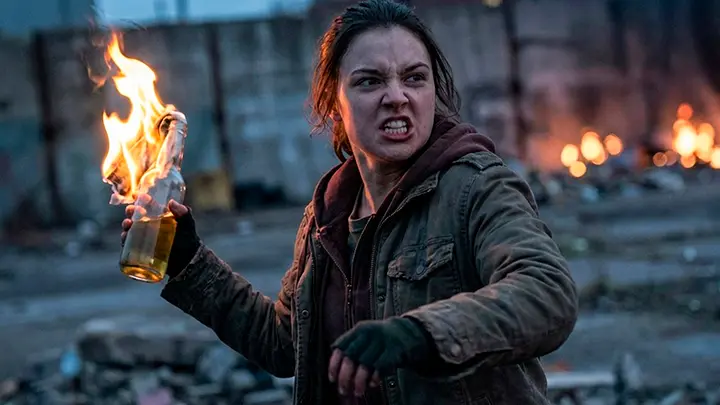 Иди жги!: Удар по русской армии с тыла нанесла директор магазина, а полицейских спасла случайность