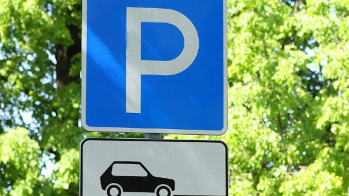 Муниципальная парковка на Красных Партизан в Краснодаре будет бесплатной до 14 июля