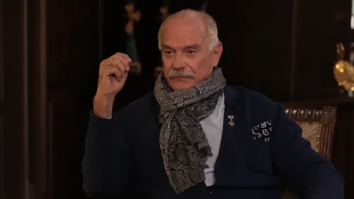 Секрет последних дней года: Михалков не выдал друга, облившего Путина вином