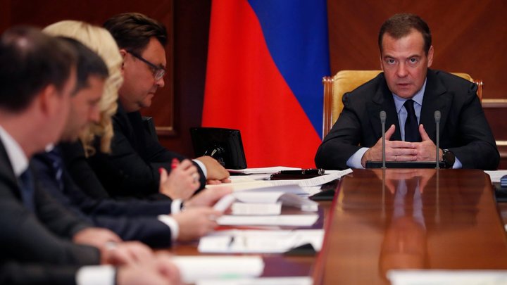 Рыдая, кинулась в ноги - я устала!: Инвалид умоляла Медведева о помощи в Алтайском крае