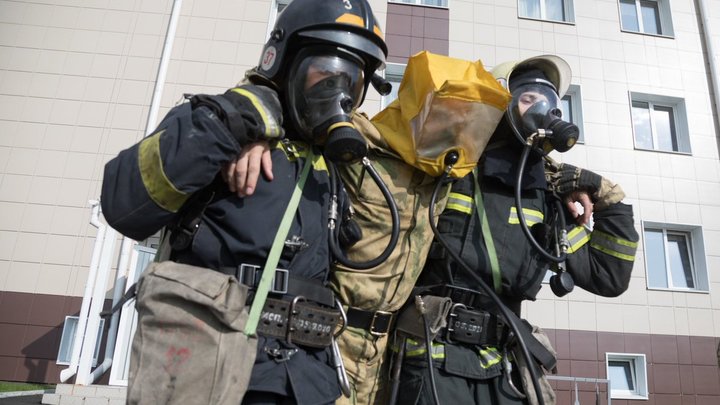 30 человек эвакуировали пожарные из горящего дома в Кстове