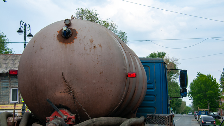 В Курганинске горящую на дороге машину потушили содержимым… цистерны ассенизатора