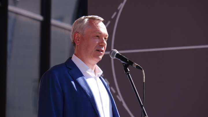 А то сами ноги переломаете: Травников призвал Локтя навести порядок на тротуарах