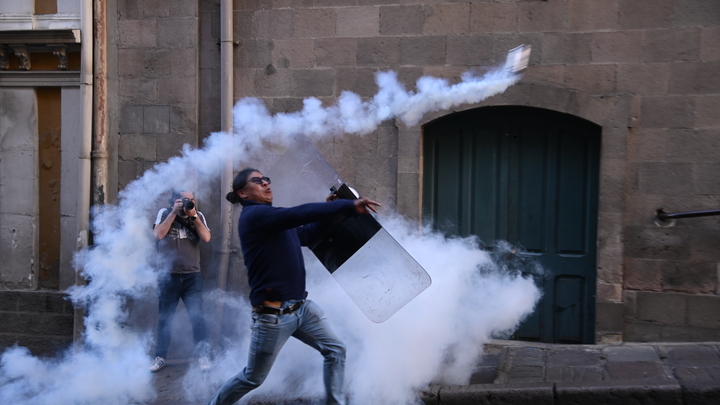 Репетиция на бронетранспортёре: Богатую страну продолжат шатать. Дело времени, уверены в России