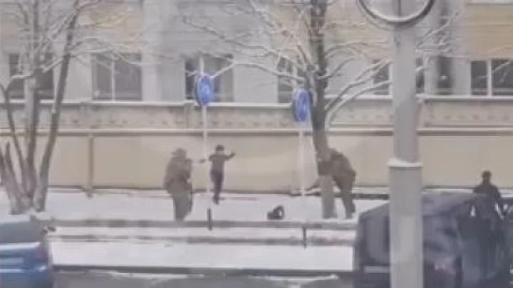 Задержание девушки в момент закладки бомбы под авто военного в Ставрополе сняли на видео