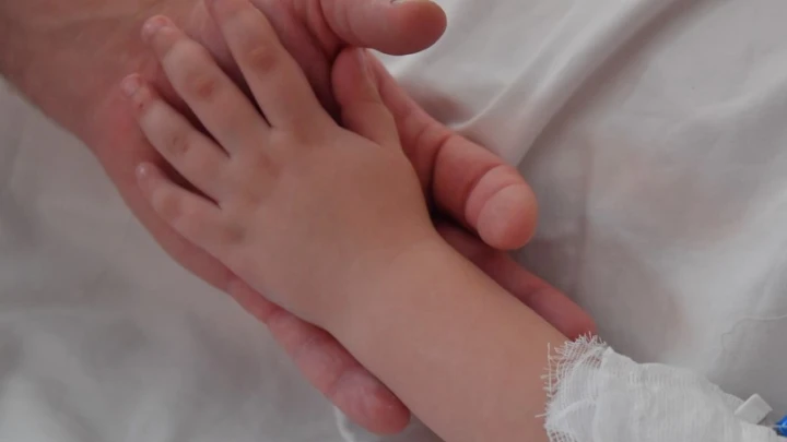 Что сейчас с пострадавшим в Шереметьево малышом. Слово взяли отец и главврач