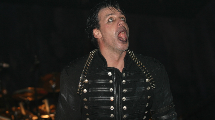 Целлофановый пузырь не помог: Лидера Rammstein госпитализировали с коронавирусом