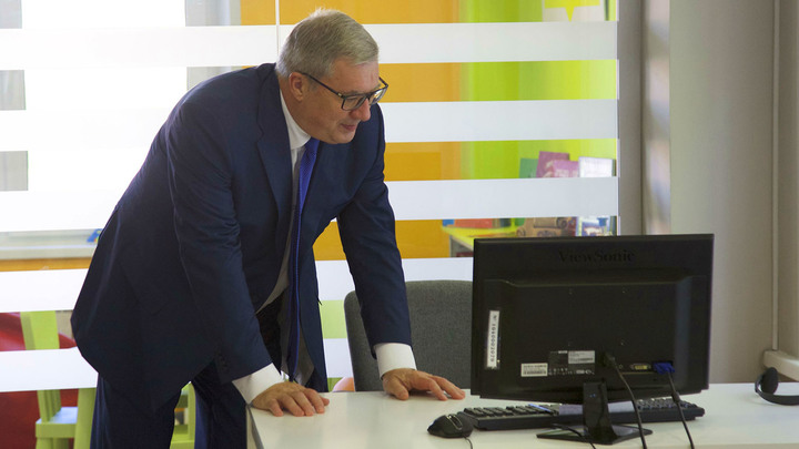 Стал похож на Чубайса. Бывший хозяин Сибири гуляет с навальнятами