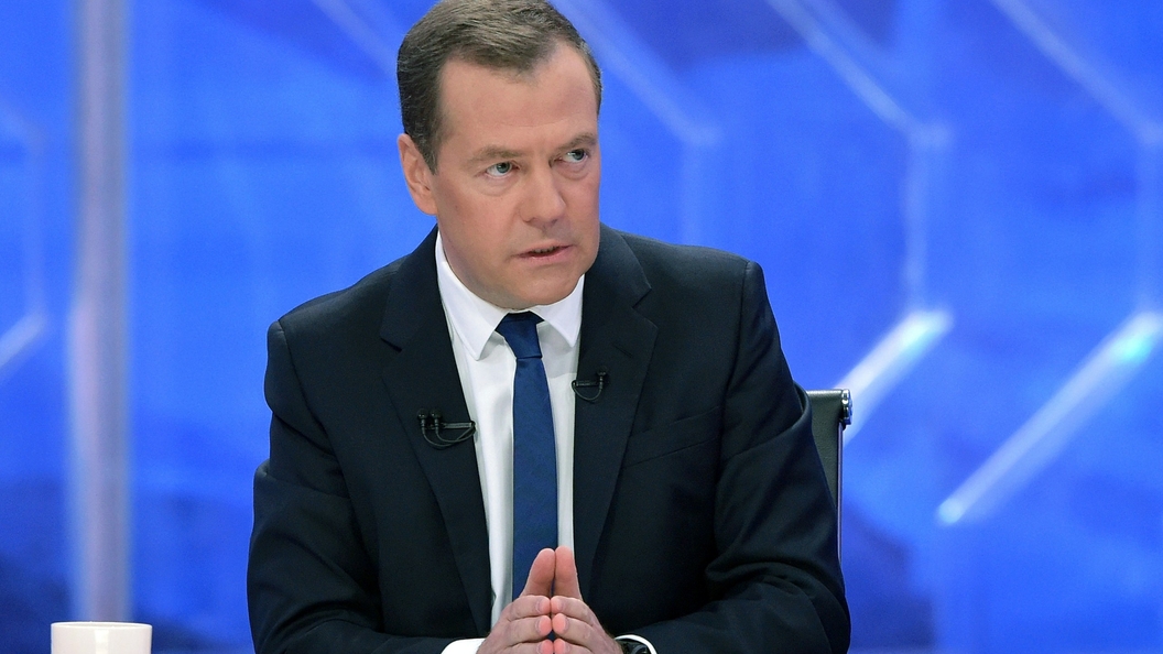 Не продержались и 4 года: Медведев снова поднял зарплату чиновникам Не продержались и 4 года: Медведев снова поднял зарплату чиновникам
