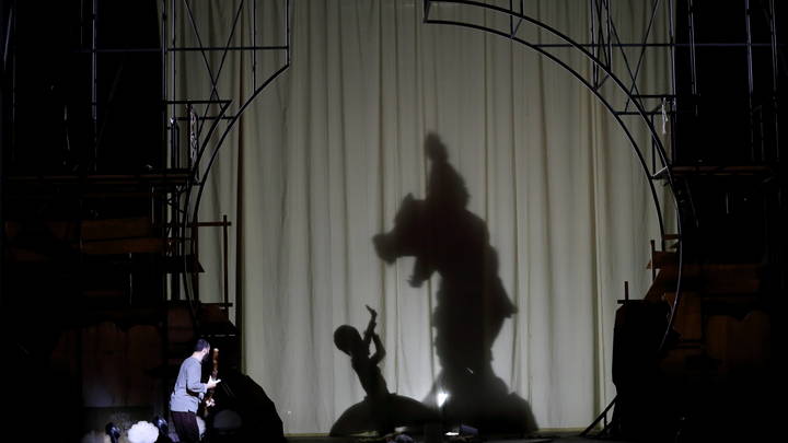 Принцесса и людоед: усатый мужик в юбке принцессы не устроил новосибирский Минкульт