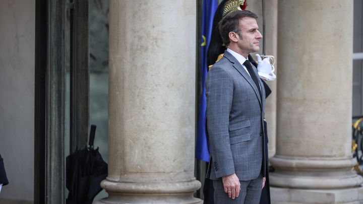 Макрон попытался унизить Россию в Новый год - французы мгновенно взбунтовались. Горят машины