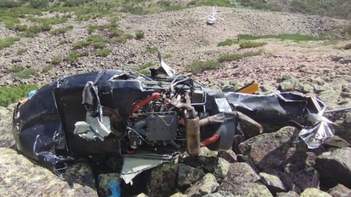 Следователи показали фото с места крушения вертолёта Robinson в Якутии