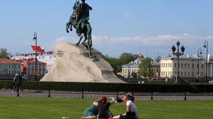 В Санкт-Петербурге началась реставрация Медного всадника: расползается в стороны