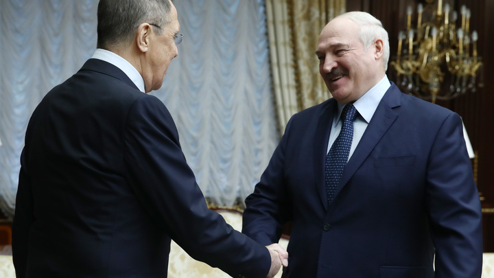 Лукашенко накануне Дня единства Белоруссии и России наградил учёных обеих стран