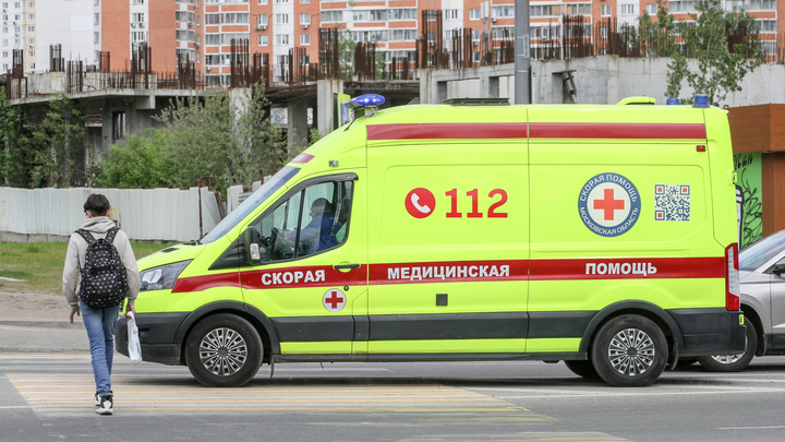 В Екатеринбурге рядом с Домом культуры ВИЗ на ребенка упала плита