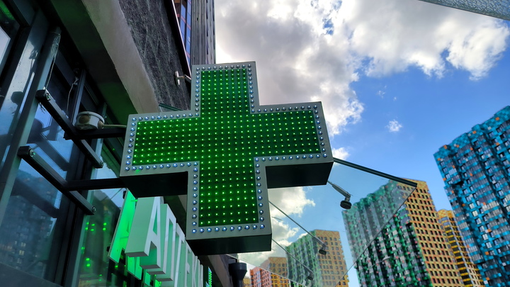 Началась волна увольнений: Женщины-фармацевты массово бегут с Украины