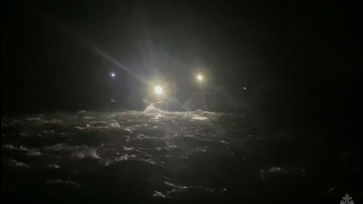 В Сочи спасатели переправили троих туристов через горную реку