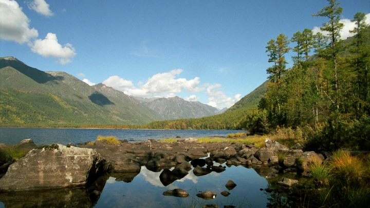 Вездеход рухнул с горы в озеро. Не все смогли выбраться. Стала известна причина ЧП
