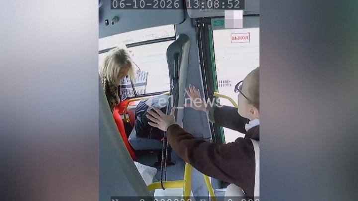 Устроила скандал, вылезла в форточку: что сделала пассажирка в автобусе Екатеринбурга