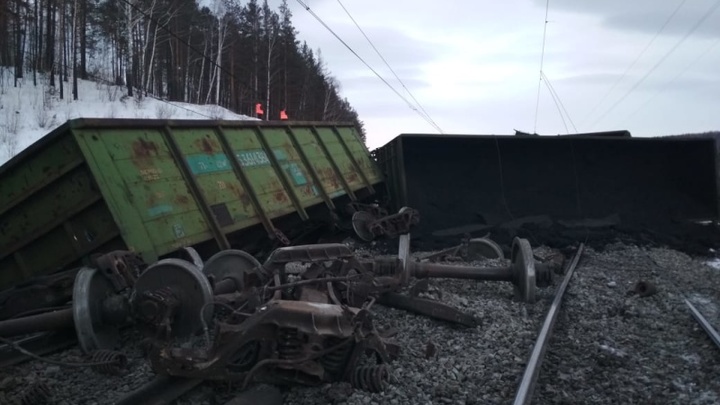 17 вагонов поезда сошли с рельсов в Челябинской области