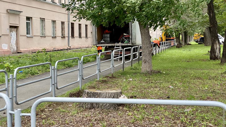 Где в Челябинске продолжают втыкать ненужные заборы