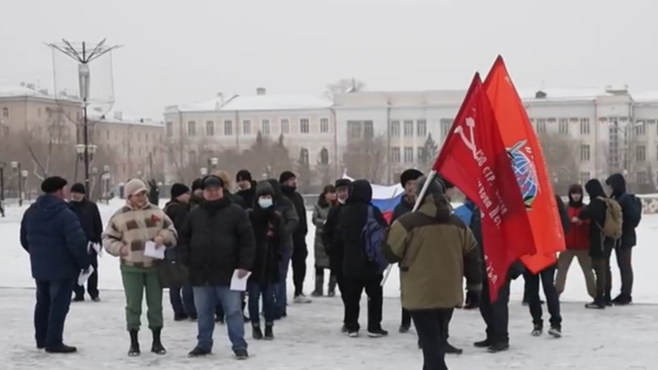 Читинцы вышли с флагами в знак поддержки русских войск, сражающихся на Украине