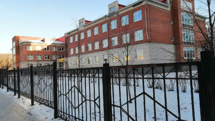 Одноклассники душили подростка в туалете школы, но полиция не стала возбуждать дело