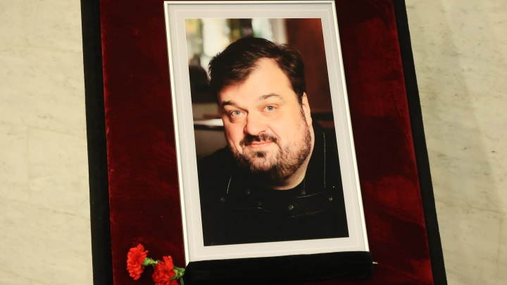 Памятник Василию Уткину украсили его знаменитыми фразами из репортажей 