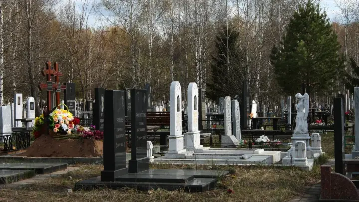 Временный крест после установки памятника выбрасывать нельзя – это грех: что с ним делать