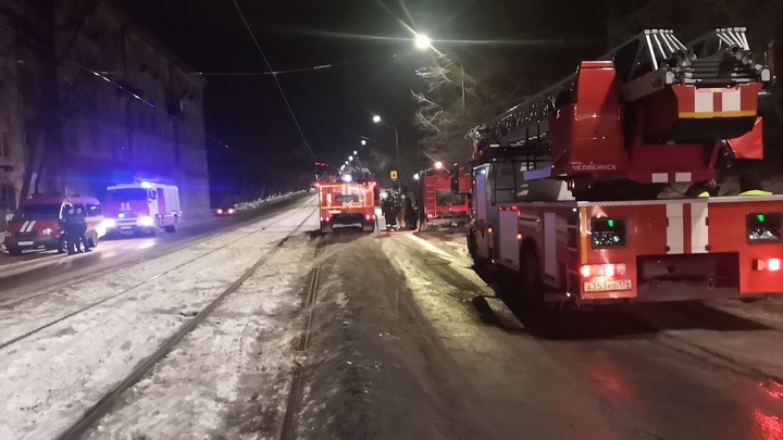 Пожарные спасли четырех взрослых и ребенка из горящей коммуналки в Челябинске