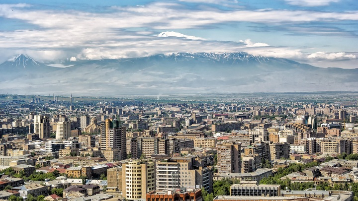 В Армении снова неспокойно: Здание Минобороны окружено вторые сутки, на место стянута полиция