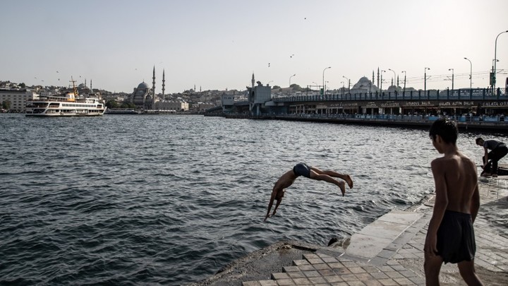 Русские в Турции в небывалой опасности: Температура подбирается к +50 градусам