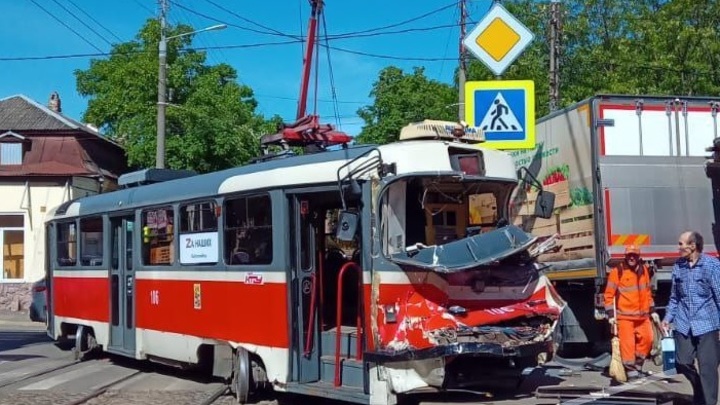В Краснодаре столкнулись трамвай и грузовик