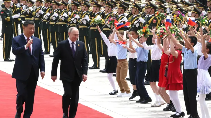 Aurus с китайскими номерами у трапа: Путин прилетел в Пекин