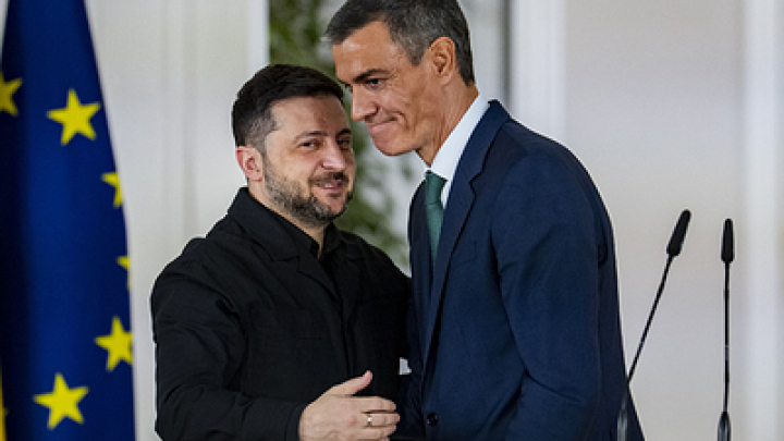 Telegraph: Зеленский оказался в осаде из-за коррупции в своём окружении