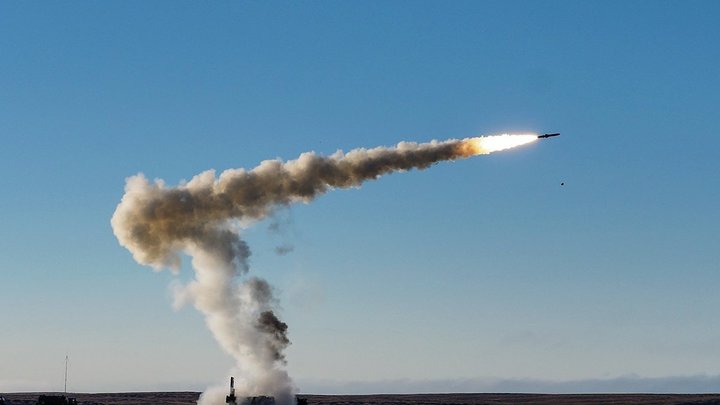 Русские ракеты отрезали поставки Украине оружия с Запада. В Киеве негодуют