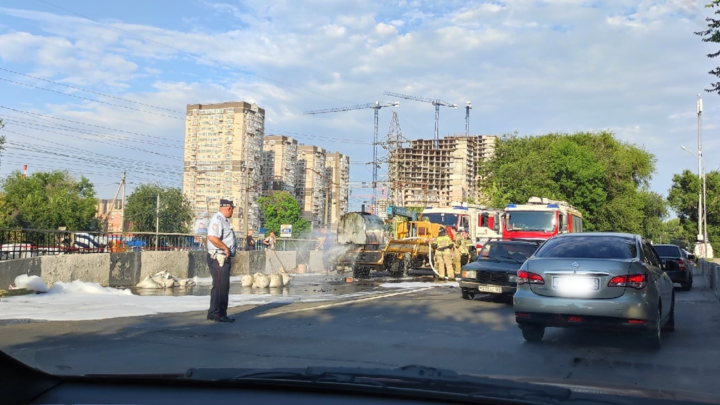 В Ростове загорелась цистерна с битумом