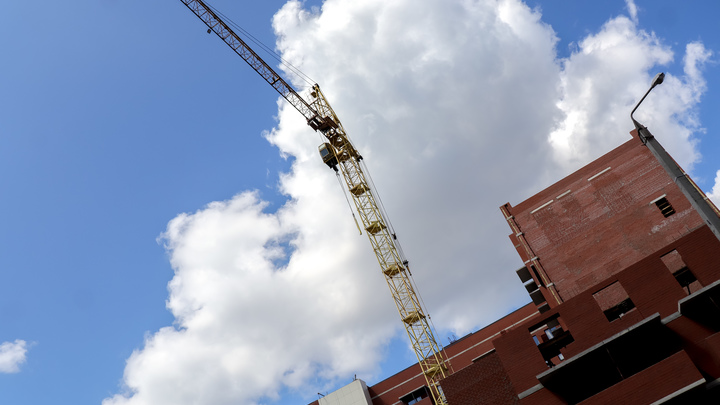 Находящийся в розыске уралец забрался на башенный кран, скрываясь от силовиков