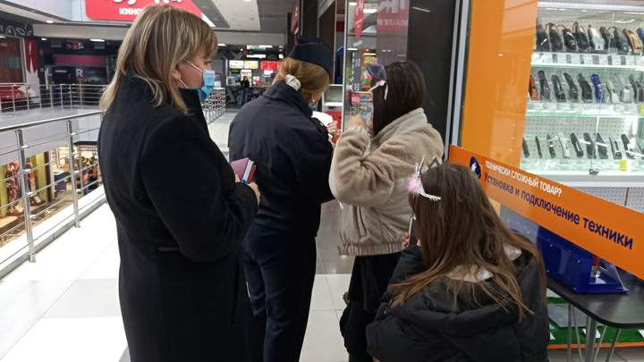 В торговых центрах и кафе Кургана ловят детей без сопровождающих взрослых