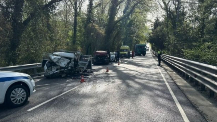 В Сочи в лобовом ДТП пострадали четыре человека