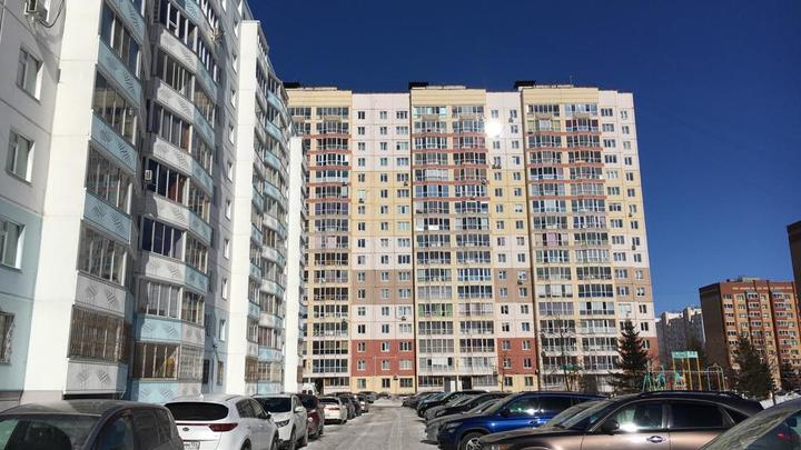 В микрорайоне Родники в Новосибирске куча мусора высыпалась на дорогу