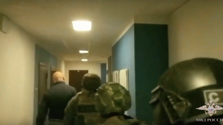 Портрет Гитлера и тату со свастикой: полиция показала кадры задержания банды нацистов