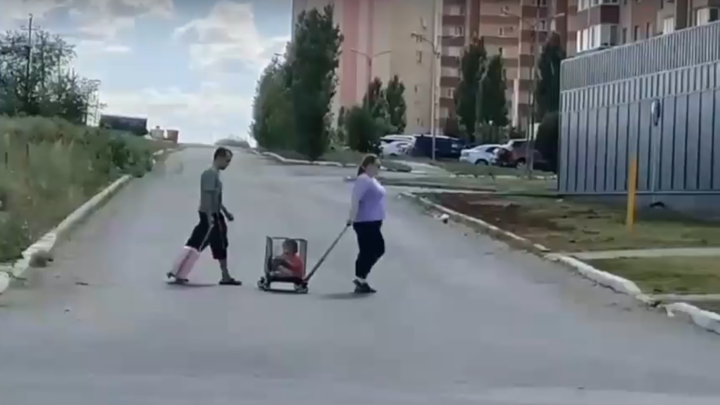 Попросила покатать: Родители возили дочь в клетке по улицам Оренбурга
