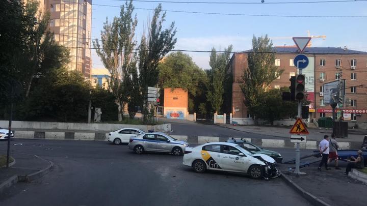 В Ростове в ДТП с заснувшим за рулем водителем такси пострадала 9-летняя девочка