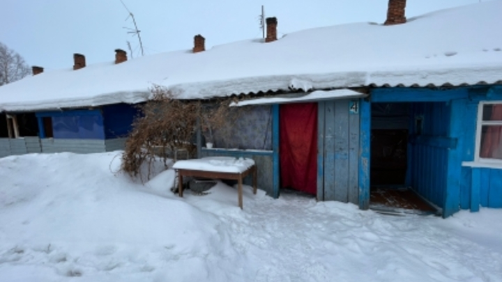 Многодетную семью из Новосибирской области заселили в аварийный дом