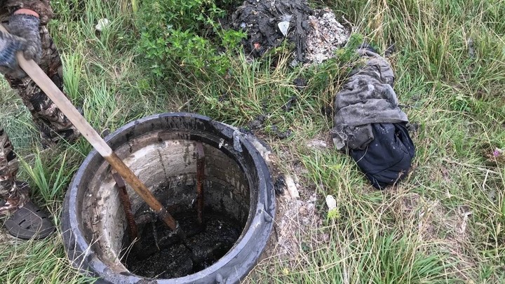 Халатность в прямом смысле: дома в Щучьем сидели без воды из-за халата в канализации